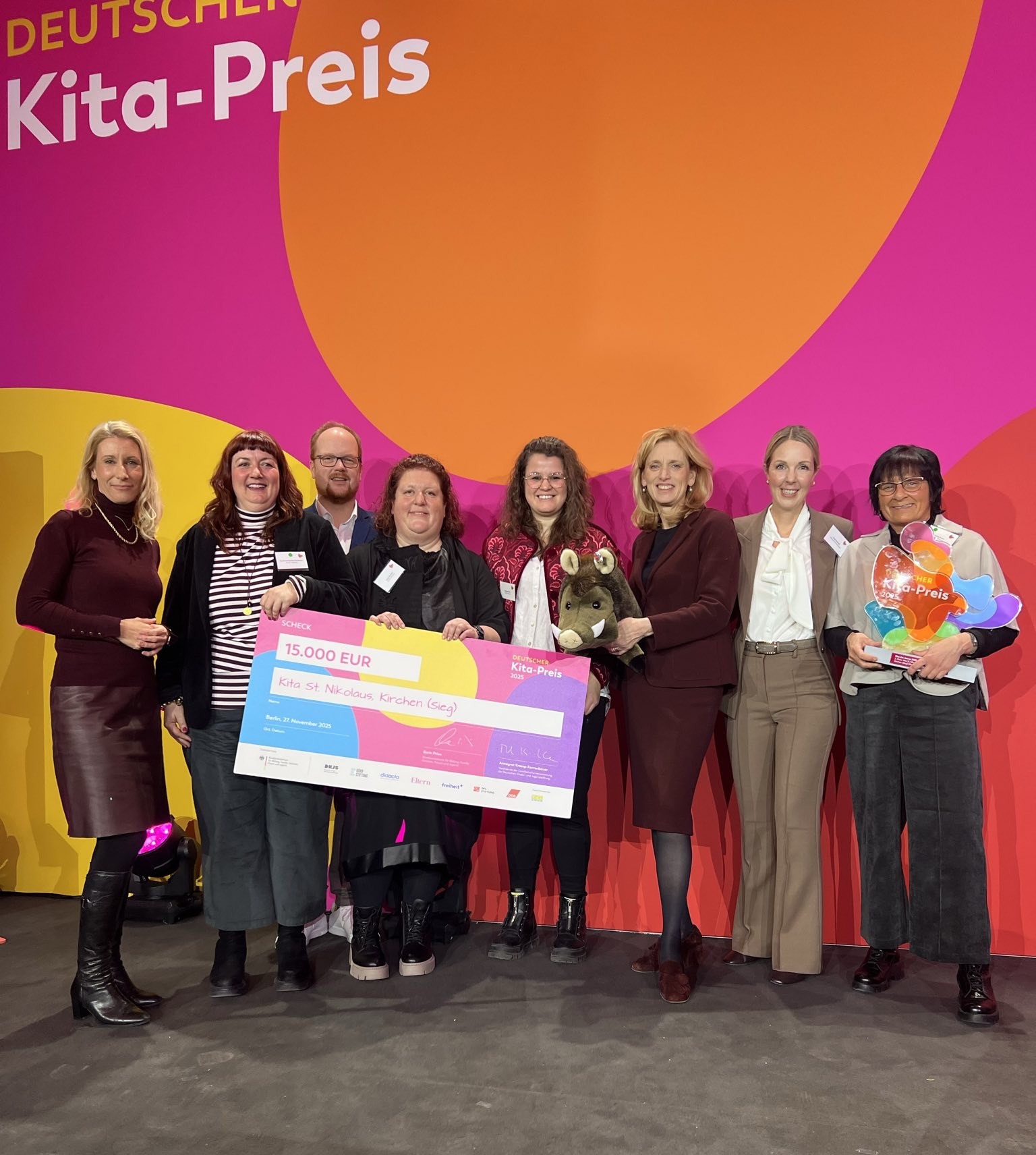 Das Team der Kindertagesstätte St. Nikolaus Kirchen mit Ellen Demuth MdB