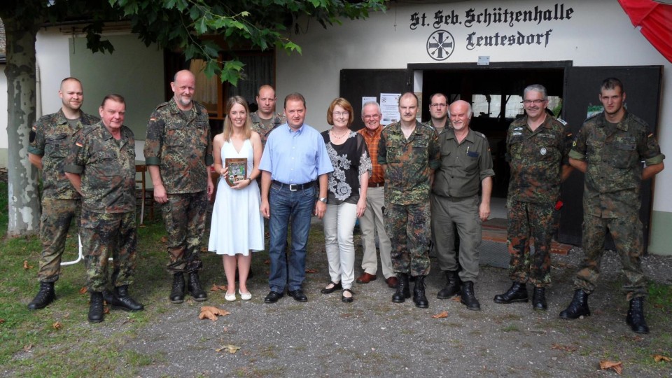 RK-Leiter und Oberstleutnant Torsten Kerres (3v.l.) mit den Reservisten aus Leutesdorf und Ellen Demuth, MdL (CDU) 